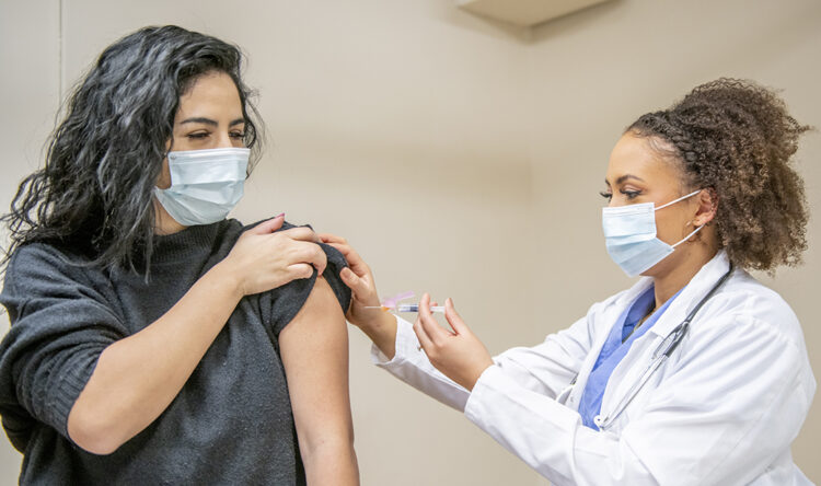 Anuncian vacuna contra gripe y COVID