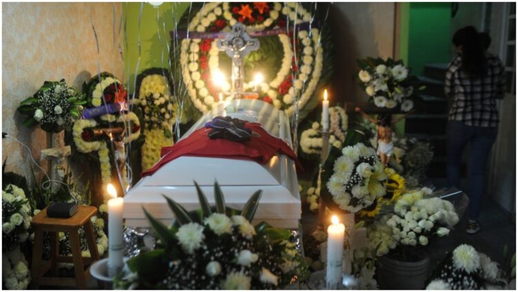 Padres acusan al gobierno de maquillar cifra de niños muertos por COVID