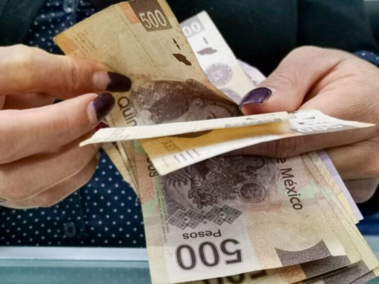 Desde mañana abuelitos podrán cobrar 7 mil 700 pesos de pensión