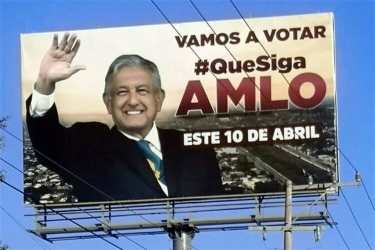 Tumban espectaculares de apoyo a AMLO en revocación