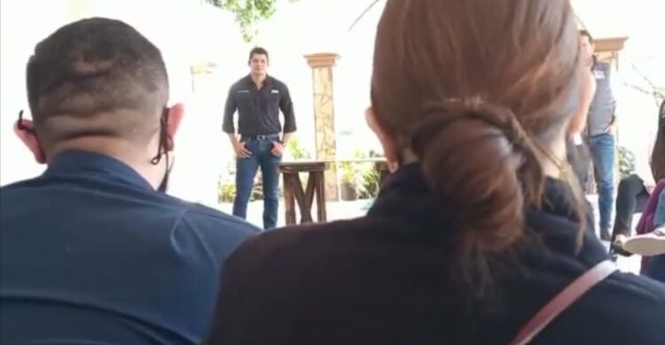 A TAMBOR BATIENTE/ EX ALCALDE SE DISFRAZA DE JOVEN…