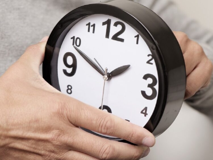 El 3 de abril comenzaría horario de verano… pero está “en veremos”