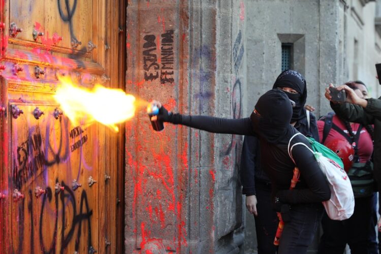 Hasta con bombas molotov atacarían mujeres mañana; teme AMLO
