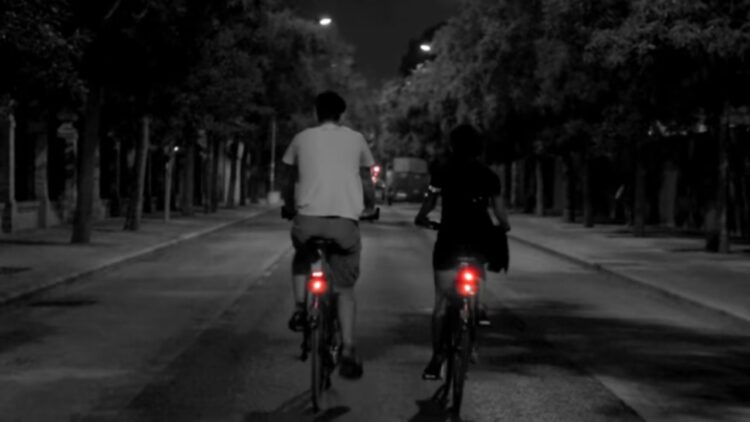 Ciclistas están obligados a traer placa de circulación y luces