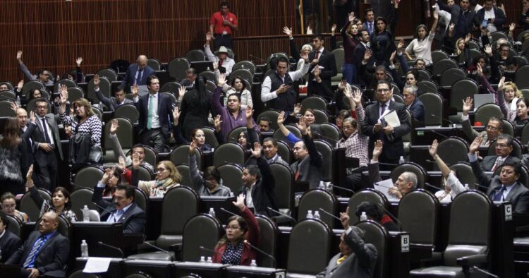 Denunciarán por traición a la patria ante FGR a diputados que votaron en contra de reforma eléctrica