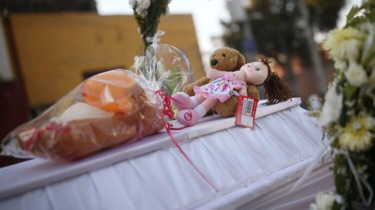 Muere niña de 4 años ahogada por calor dentro de auto; padres no la vieron subir