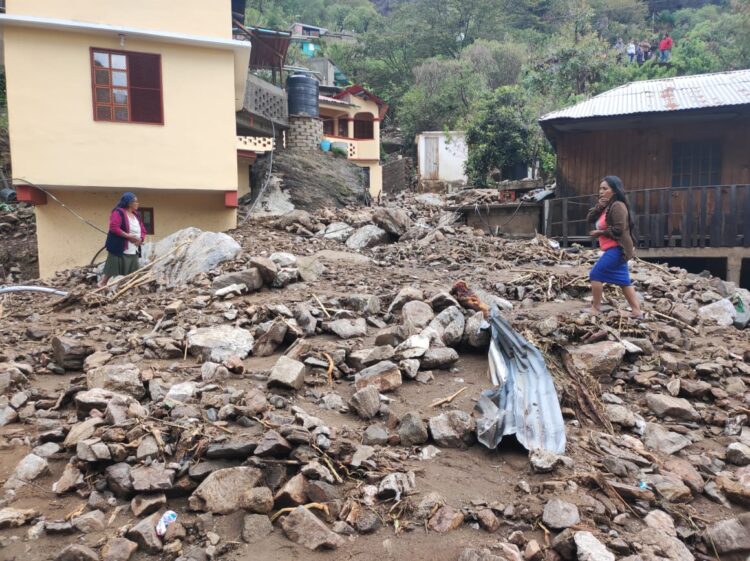 Al menos 11 muertos y 33 desaparecidos por paso de huracán