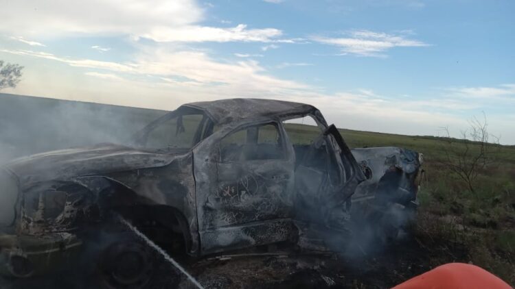 Un muerto y 3 heridos en volcadura con incendio