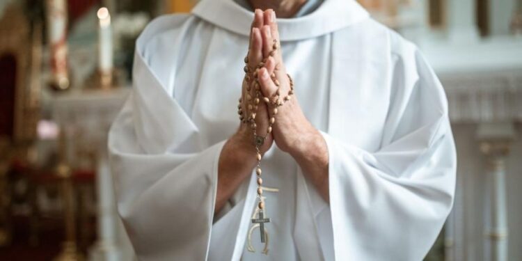 Sin temor de Dios… Hombres armados asesinan a sacerdotes en templo