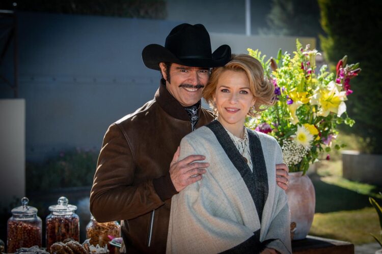 Viuda de Vicente Fernández demanda a Televisa por su papel en bioserie