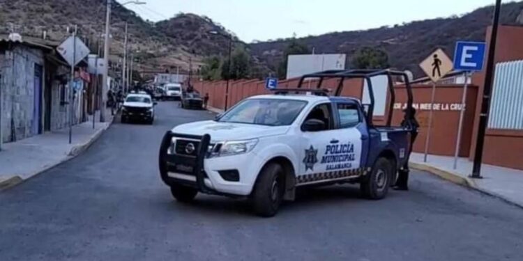 Asesinan a 6 personas afuera de escuela