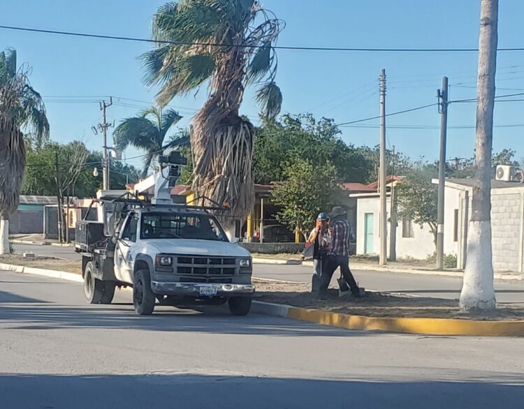 Realizan cambio de lámparas en boulevard de la Villa de Méndez