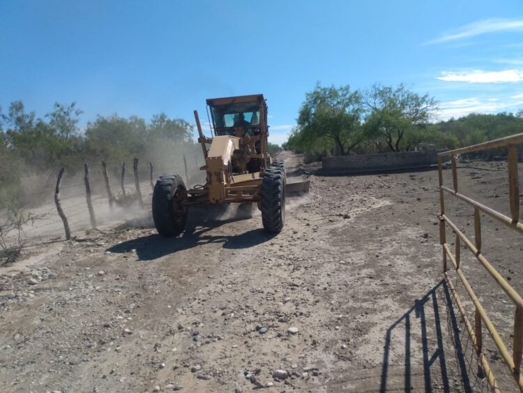 Se mantiene la rehabilitación de caminos del campo en la Villa de Méndez