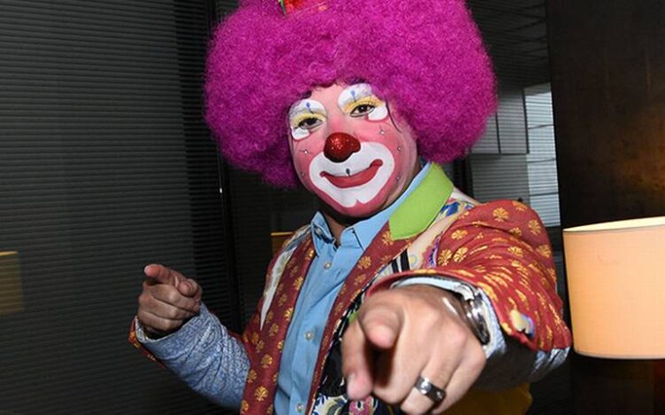 ¿Payaso mañoso?… Lo denuncian por abuso sexual; se suma otro testimonio de acoso