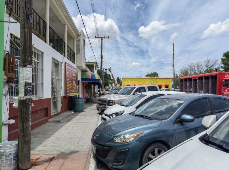 Acaparan comerciantes estacionamiento en el primer cuadro de San Fernando