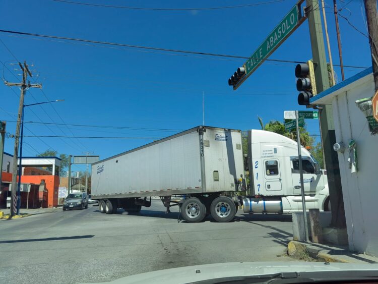 Camiones de carga siguen dañando pavimento en principales calles de San Fernando