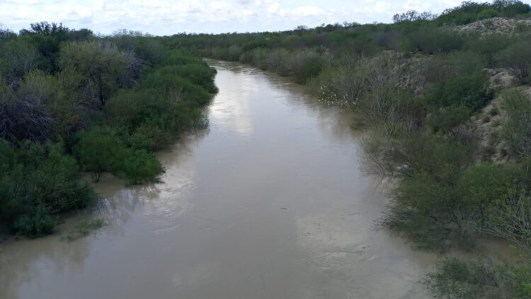 Crece caudal del río Conchos por lluvias y ruptura de presa