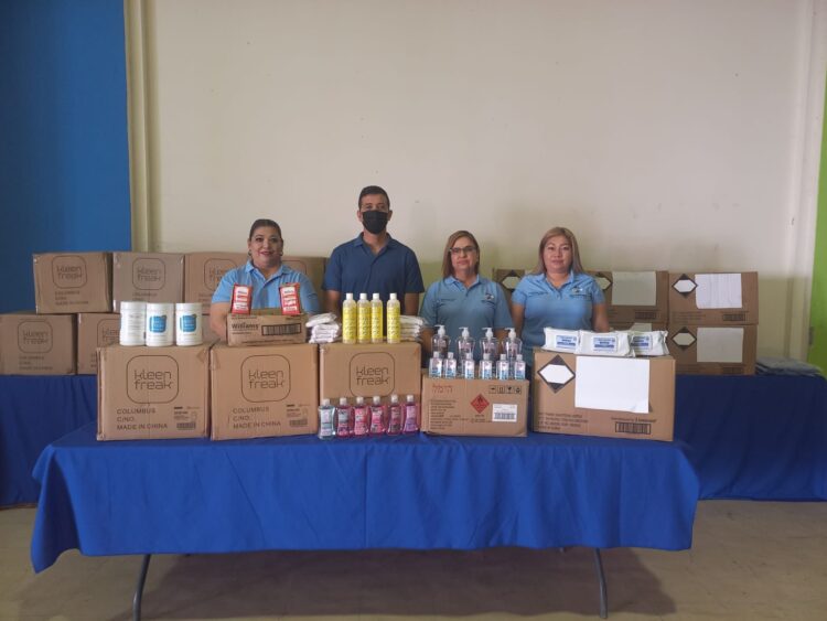 Entregan integrantes del cabildo de San Fernando kits contra Covid en escuelas