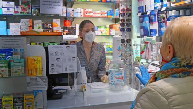 Farmacias y tiendas de comidas se benefician con derrama federal a los adultos mayores