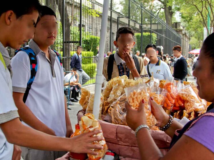 Endurecen prohibición de comida chatarra en escuelas