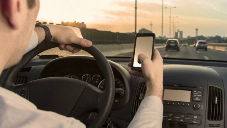Usar teléfono celular al manejar causa principal de frecuentes accidentes