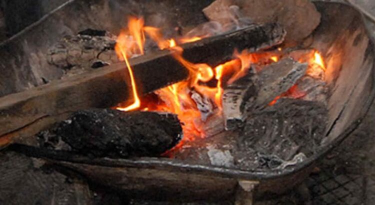 Viene más frío; exhortan a no encender carbón dentro de los hogares
