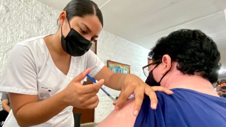 Realizan vacunación intensiva contra la influenza en grupos de alto riesgo