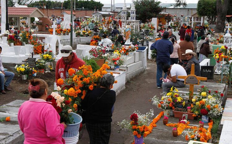 Se preparan sanfernandenses para rendir culto a los fieles difuntos