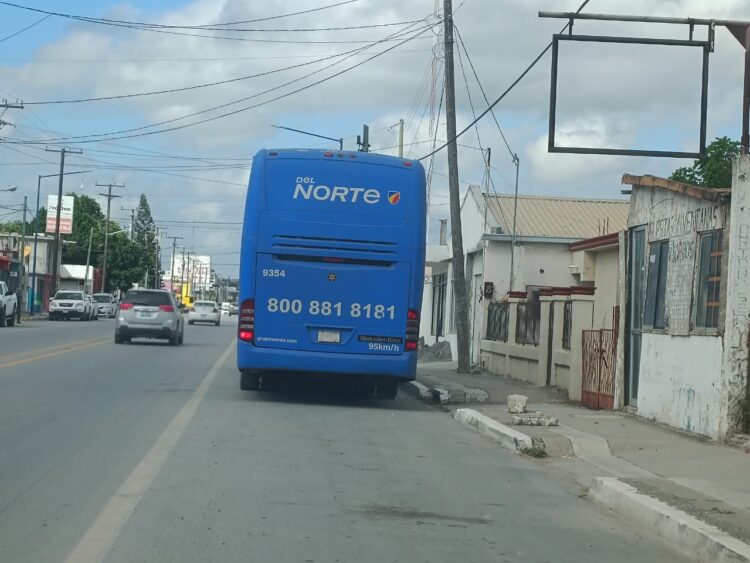 Autobuses que transportan obreros no respetan reglas de transito; se vuelan semáforos y “altos”
