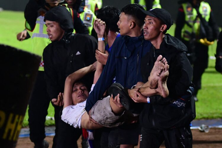 Hay 18 oficiales bajo investigación por docenas de muertos en estadio