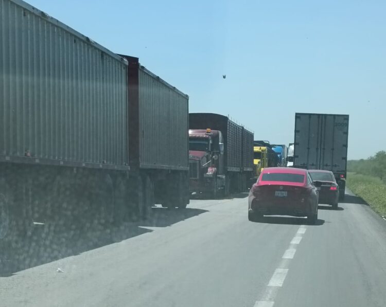 Se intensifica tránsito de vehículos en carreteras federales de la región