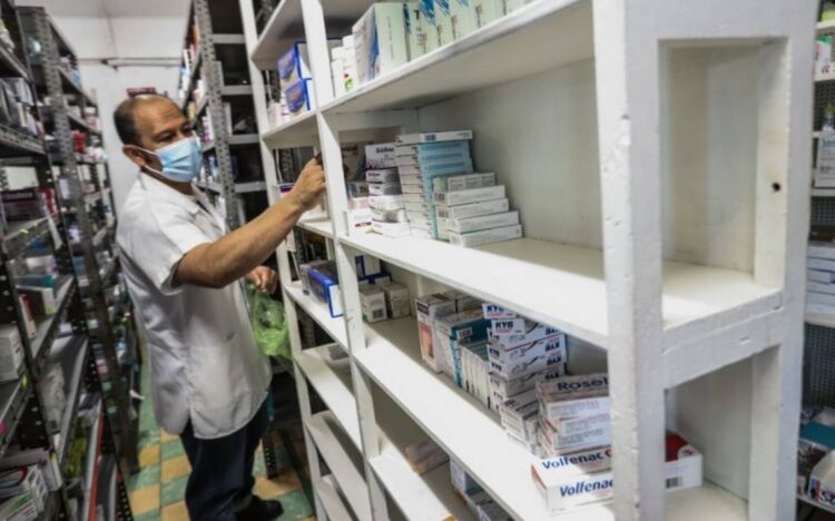 Anuncian investigación por anomalías con medicinas y deudas millonarias
