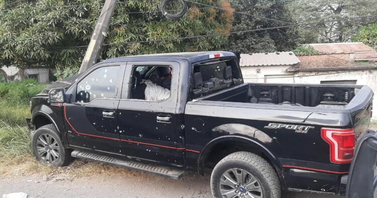 A sangre fría acribillan a familia junto con dos niños