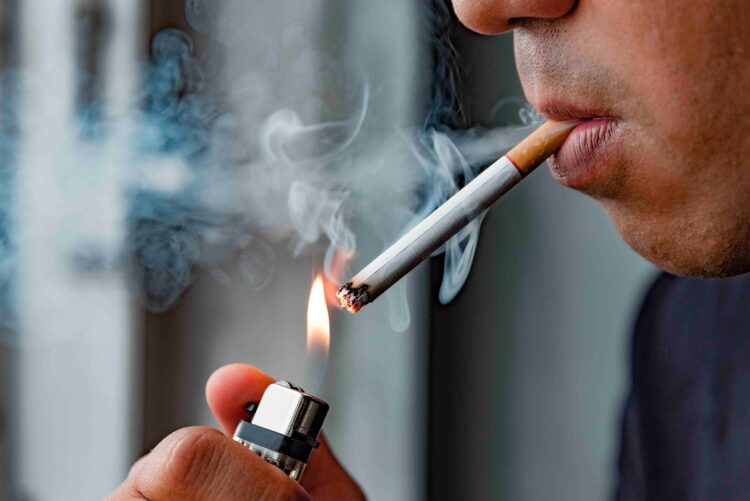Prohibido fumar en lugares públicos; ponen línea para denunciar a infractores