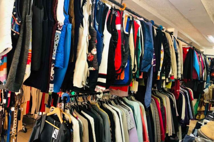 Venta de ropa usada, está resintiendo “la cuesta de enero”