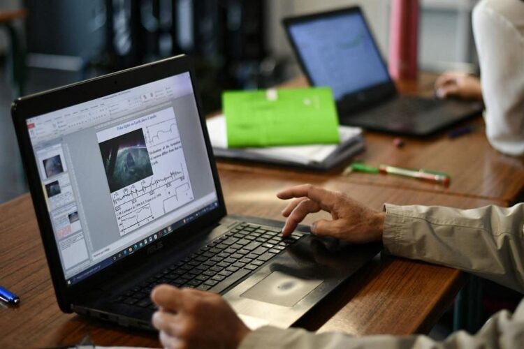 OMS mantiene máxima alerta por COVID