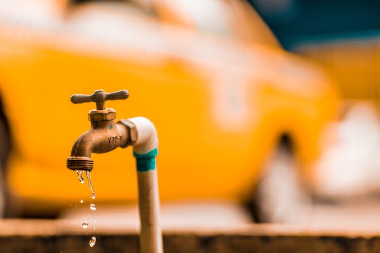 Con frecuencia aparecen fugas de agua que merman abasto a la población