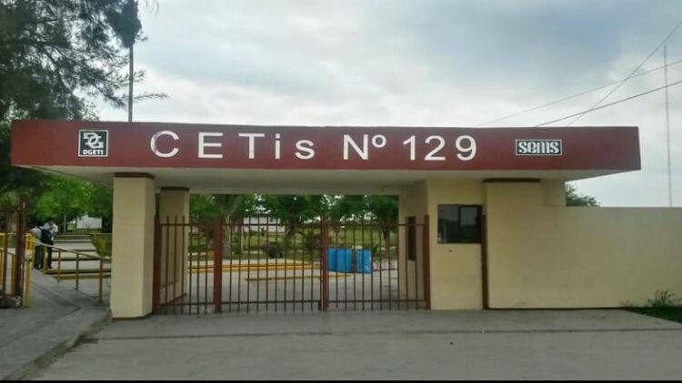 Protestan padres porque en el CETis 129 usan a los alumnos como conserjes