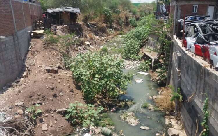 Con frecuencia aparecen fugas de agua que merman abasto a la población