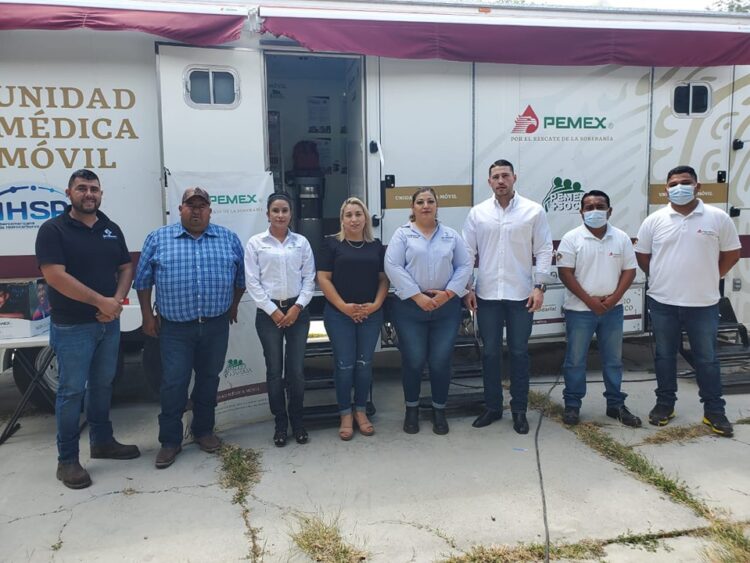 Familias del campo reciben servicios médicos gratuitos y medicamentos