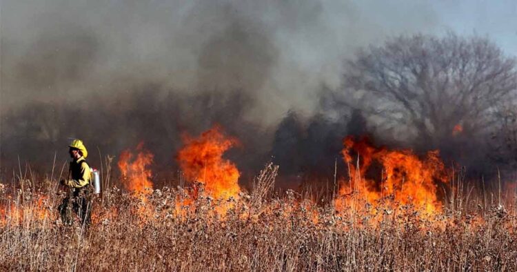 Inician calores fuertes y el riesgo inminente de incendios azuzados por fuertes vientos