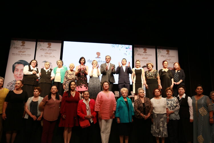 Entrega gobernador reconocimientos a mujeres victorenses distinguidas del año