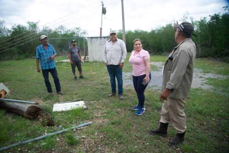 A TAMBOR BATIENTE/UNA MUJER CON LOS PIES EN LA TIERRA