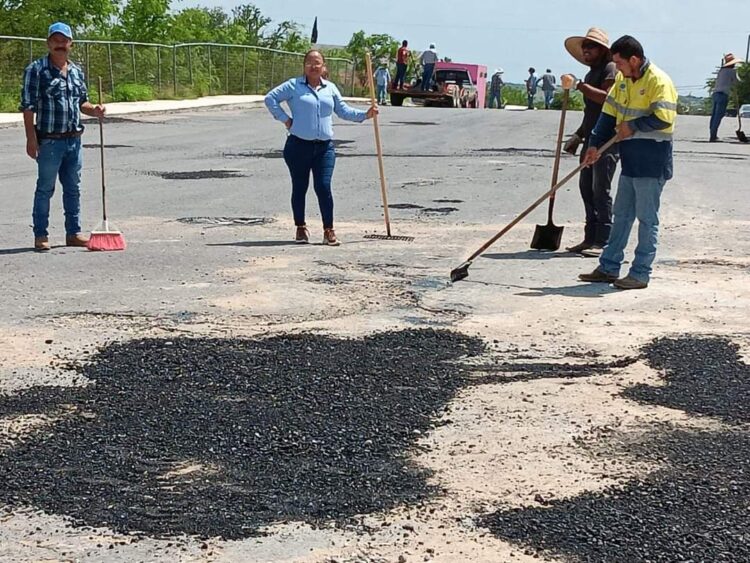 Realizan pavimentación de calle y acciones de bacheo en la Villa de Méndez