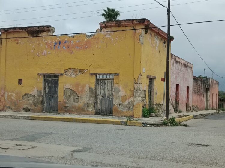 A TAMBOR BATIENTE/UNA MUJER CON LOS PIES EN LA TIERRA