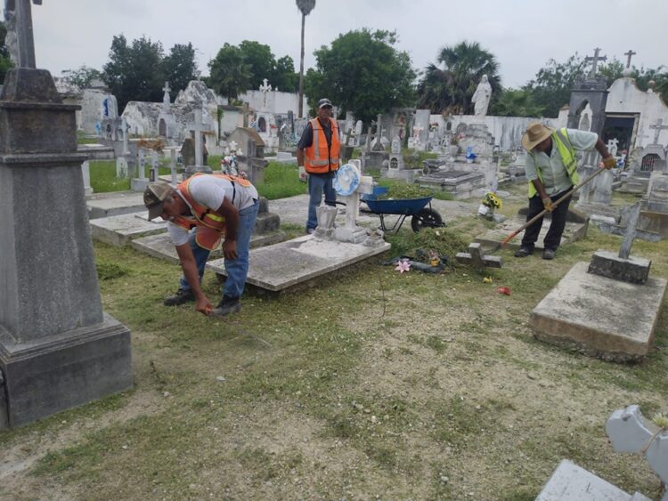 Limpia Ayuntamiento panteones para que estén listos El Día de las Madres