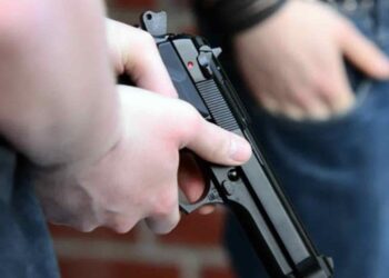 Denuncian a alumnos que entran armados a clases y amedrentan a maestros