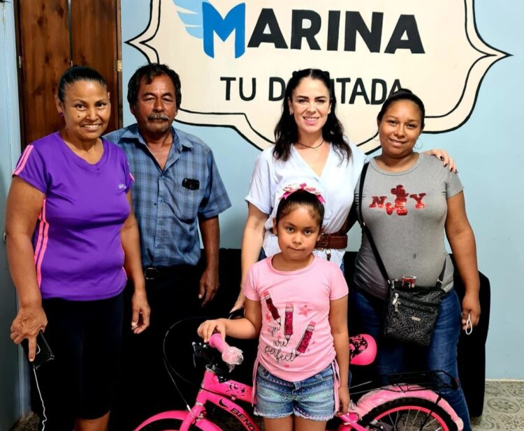 La diputada Marina Ramírez alegra vida de los niños con dos bicicletas
