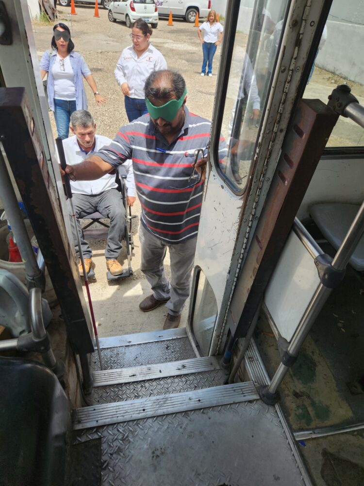 Sensibilizan a operadores de transporte público sobre el trato a personas con discapacidad