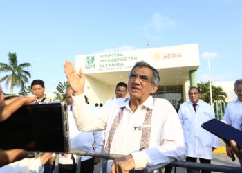 Visitan Andrés Manuel y Américo, planta de gas natural en Altamira